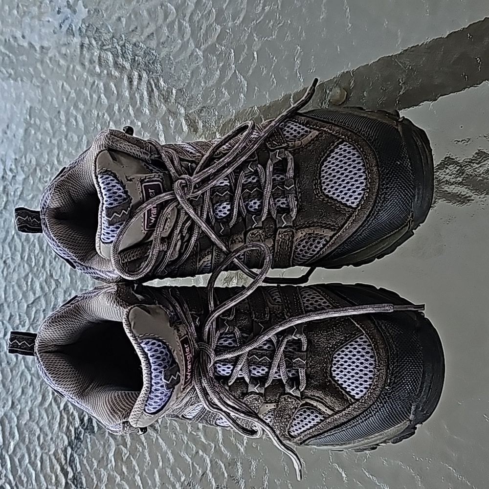 Wrangler hiking boots size 8.5.